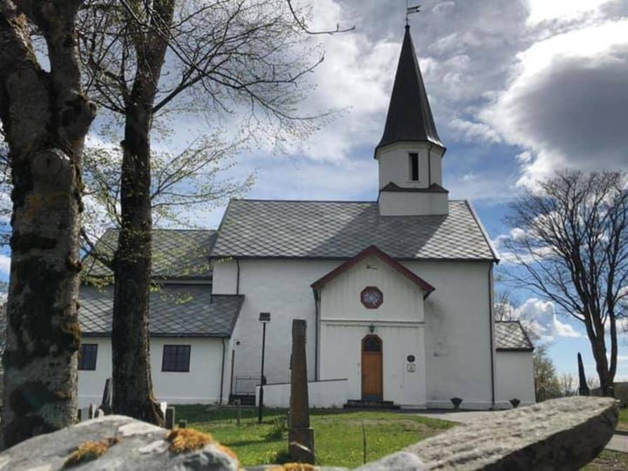 3-2_Ørland Kirke ute